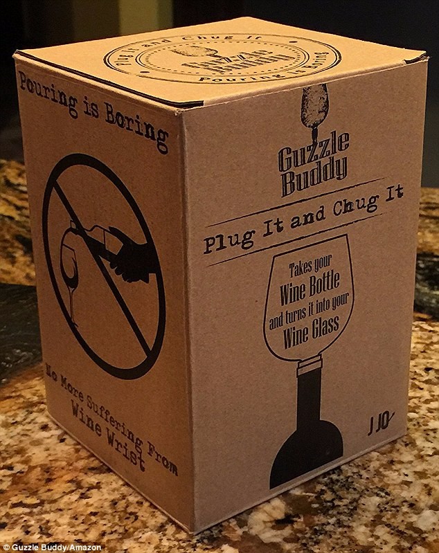 La sua simpatica scatola mostra il divieto di versare il vino perché col Guzzle Buddy potrete buttare via i vecchi calici!