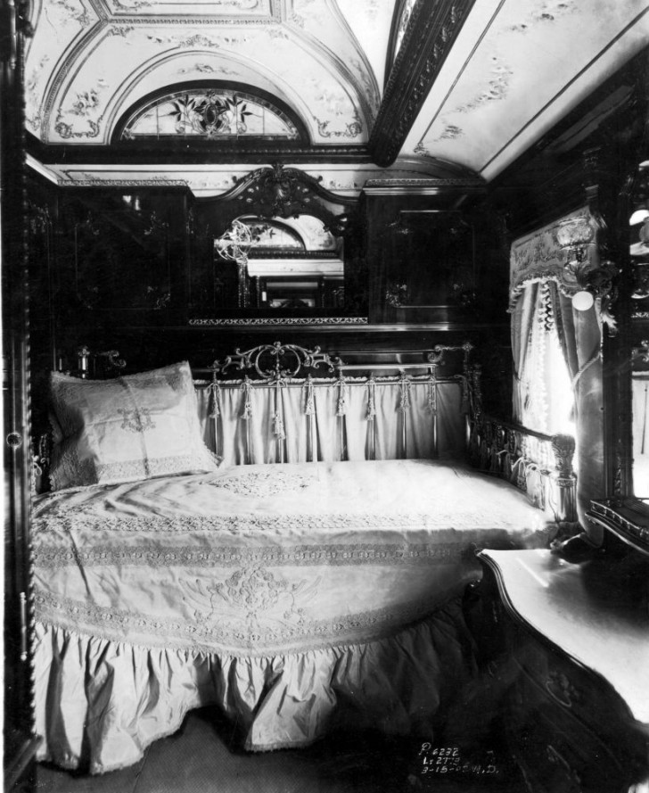 Fra i vari vagoni da lui progettati c'era anche la versione 'Palace', carrozzze lussuosamente arredate con moquette, tendaggi, sedie imbottite e altro ancora.