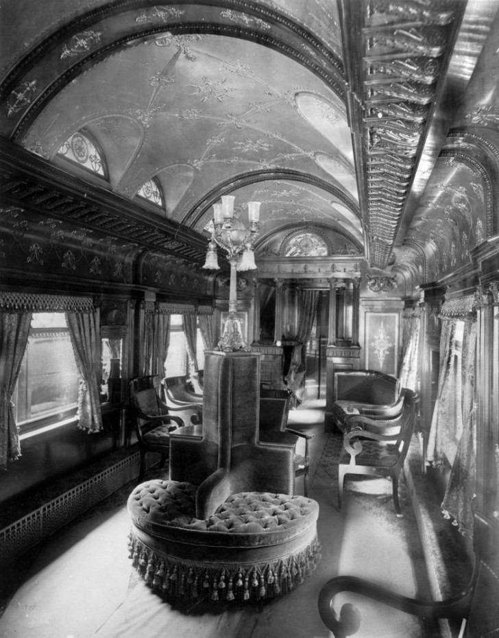 Non solo, oltre al lusso degli interni, sui vagoni del Palace venivano forniti servizi ai passeggeri mai visti primi, inclusa la possibilità di mangiare, usufruire di librerie e ingannare il tempo al tavolo da gioco.