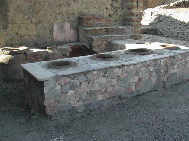 In alcune città dell'antica Roma era possibile trovare i thermopolia, luoghi di ristoro in cui si vendevano cibi pronti per il consumo.