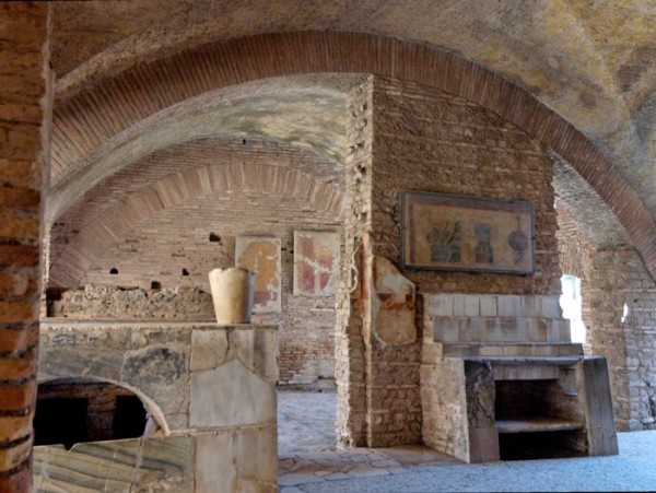 I resti di questi antichi "fast-food" si trovano in diverse città romane ma soprattutto a Ostia antica, Ercolano e Pompei.