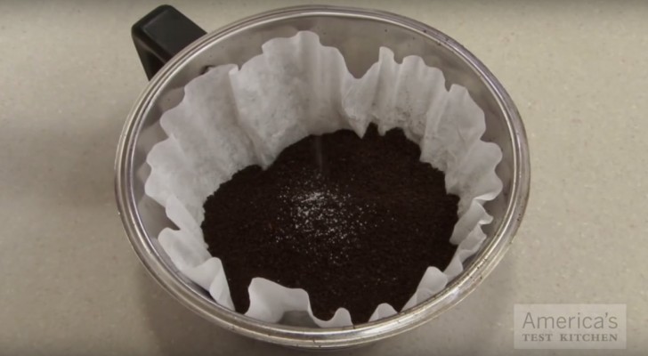 2. Il sale smorza il sapore amaro di cibi e bevande: potete aggiungere un po' alla miscela di caffè prima di prepararlo.