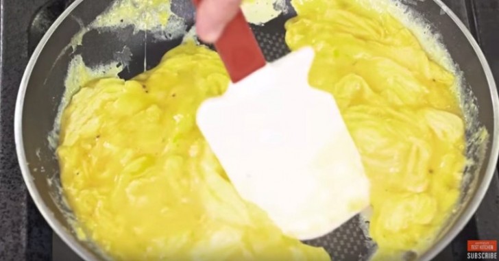 3. Avete voglia di uova strapazzate? Evitate che esse s'induriscano mettendo un pizzico di sale nel piatto in cui le sbattete. Il risultato sarà morbidissimo!