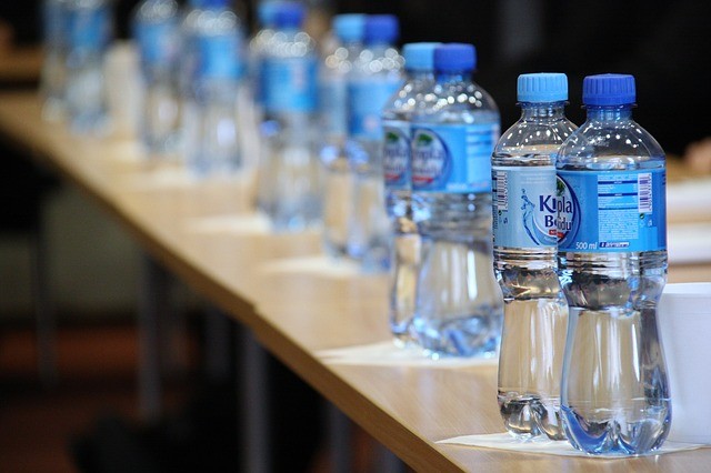 Nos enfocamos sobre las botellas de agua: no siempre el plastico usado es aquel justo. Como reconocerlo?