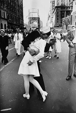 De bekende foto die de titel "De kus van V-J Day" draagt, werd genomen door Eisenstaedt op Times Square op de dag dat Japan zich overgaf.