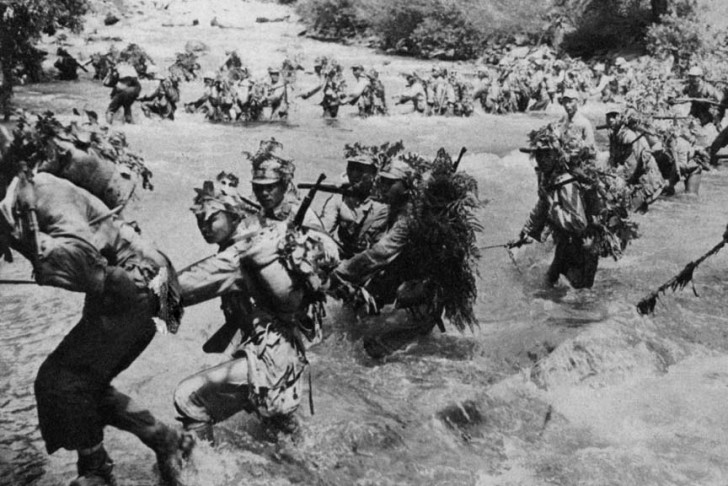 Des crocodiles ont atteint le marais, attirés par l'odeur du sang des massacres précédents. Les soldats japonais ont été décimés.