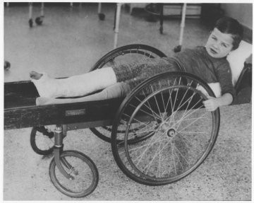 11. Un fauteuil roulant pour les personnes handicapées, en 1915.