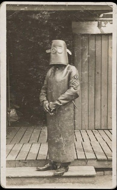 9. L'uniforme de protection d'une infirmière qui travailalit dans le département de radiologie, en 1918.