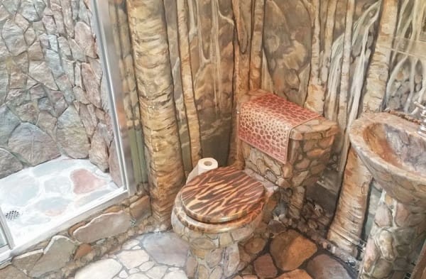 Anche il bagno è diventato un posto quasi simile ad una giungla!