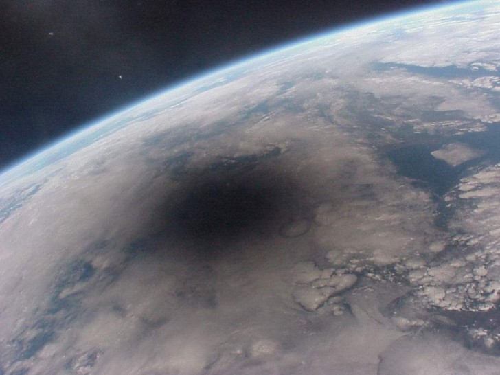 4. Come appare un'eclissi solare sulla Terra vista dallo spazio.
