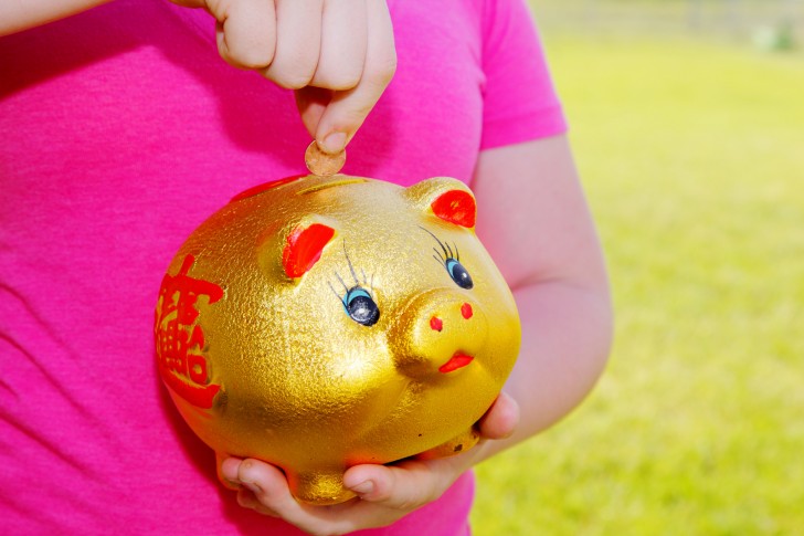 In tempi moderni l'usanza di inserire monetine all'interno di salvadanai a forma di maialino era per lo un gioco per abituare i bambini al risparmio.
