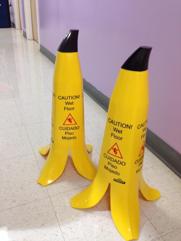 Chi meglio delle bucce di banane può ricordare del pericolo di scivolamento? 