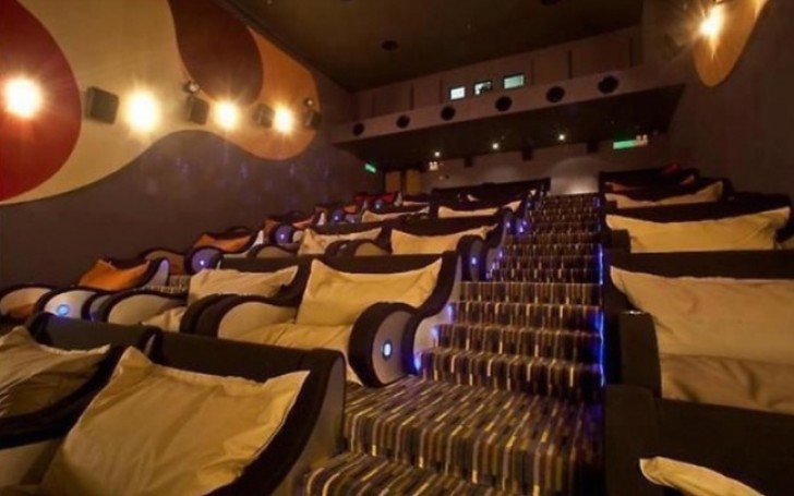 Wer hat noch nie von einem Kino mit bequemeren Sitzen geträumt? Dieses hier ist mit weichen Betten ausgestattet!