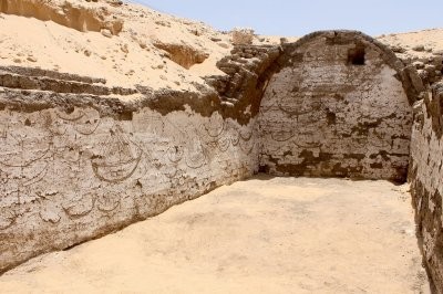 Decine di barche disegnate su un edificio egizio nel bel mezzo del deserto: qual è la spiegazione? - 1