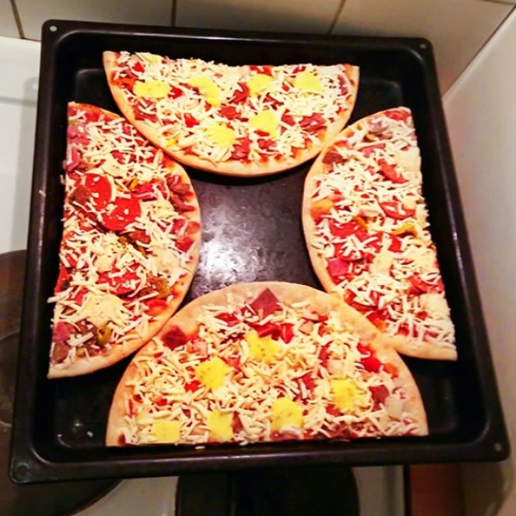 1. Si votre plaque est trop petite pour contenir une pizza entière, essayez de la couper en quatre et disposer les tranches de cette façon. Facile !