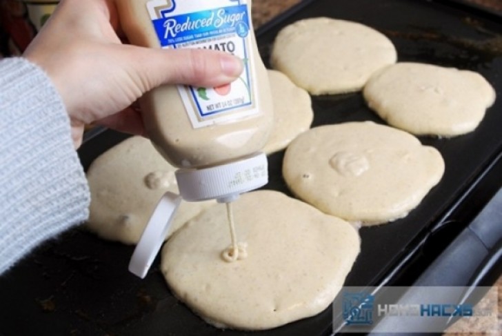 13. Pancakes ou crêpes parfaites ? Versez la pâte dans le tube de ketchup lavé soigneusement.