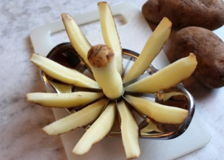 4. Das Werkzeug um einen Apfel in Scheiben zu schneiden ist auch super geeignet um eine Kartoffel schnell zu schneiden!