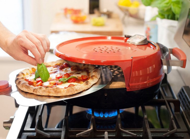 A característica forma de Pizzeria Pronto Stovetop consegue atingir uma temperatura interna de mais de 200º C.