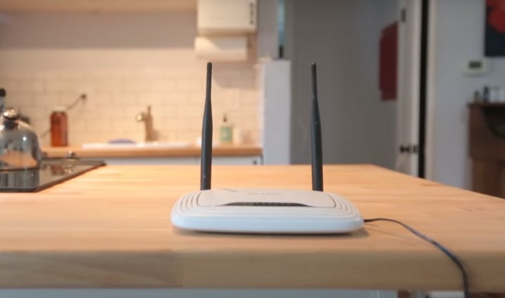 Posicione o modem em um espaço aberto, possivelmente no centro da sua casa.