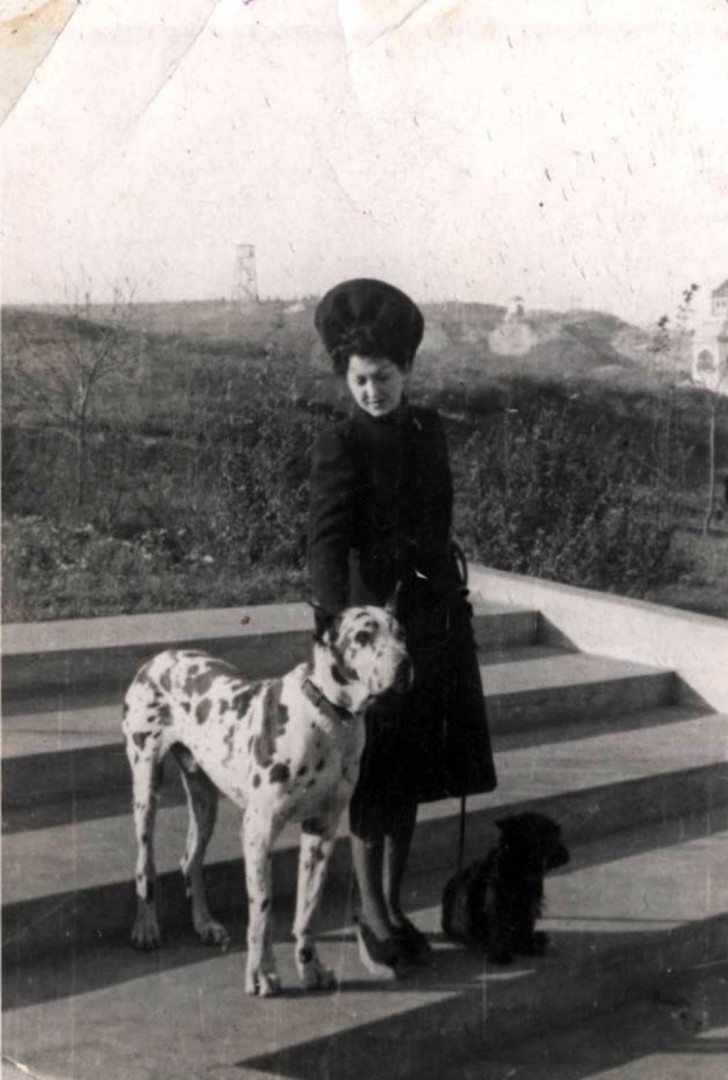 Dans les années des camps de concentration, la femme et les enfants de Goth vivaient à Vienne avec plusieurs grands chiens.