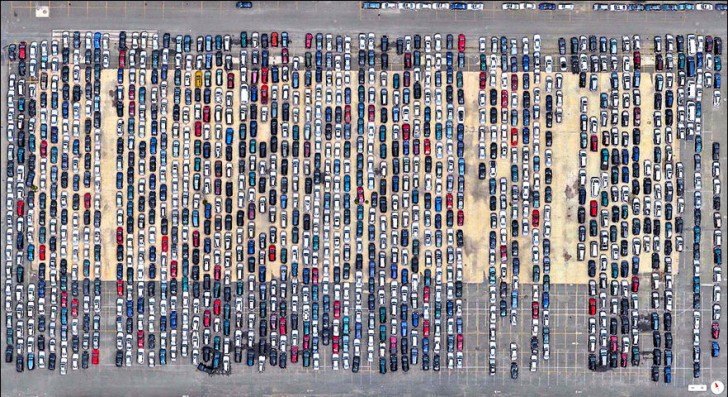 Il parcheggio del Port Newark–Elizabeth Marine Terminal, uno dei porti più grandi della costa nordamericana.