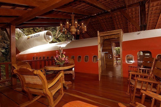 L'interno è stato realizzato utilizzando esclusivamente legna teak ricavata dalla Tectona (e poi lavorata a mano), l'albero tipico delle zone tropicali.