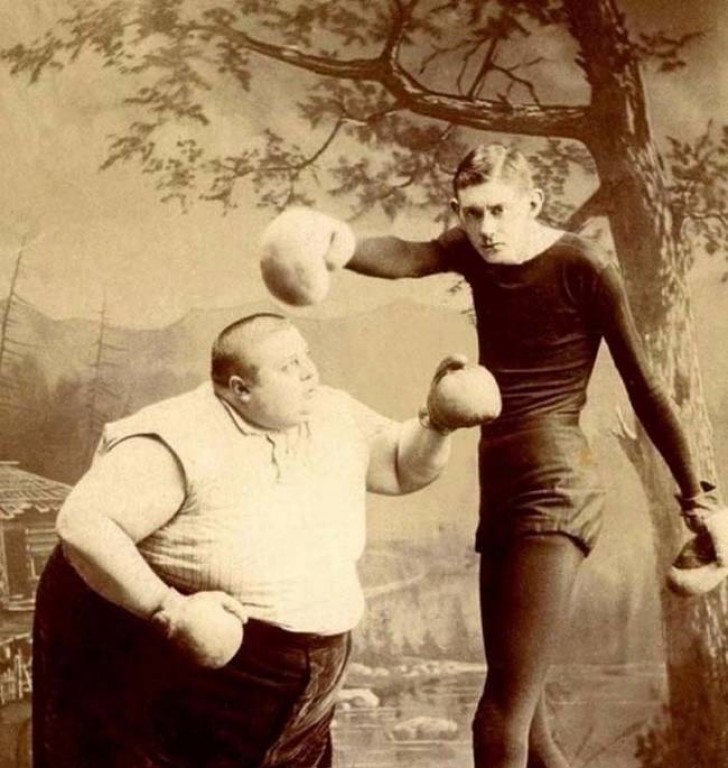 Une rencontre de boxe au cirque des freaks: un poids mouche contre un poids lourd.