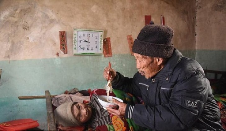 À 20 ans, cinq mois seulement après son mariage, Mme Zhou Yu'ai a été frappée par une maladie qui l'a laissée paralysée.