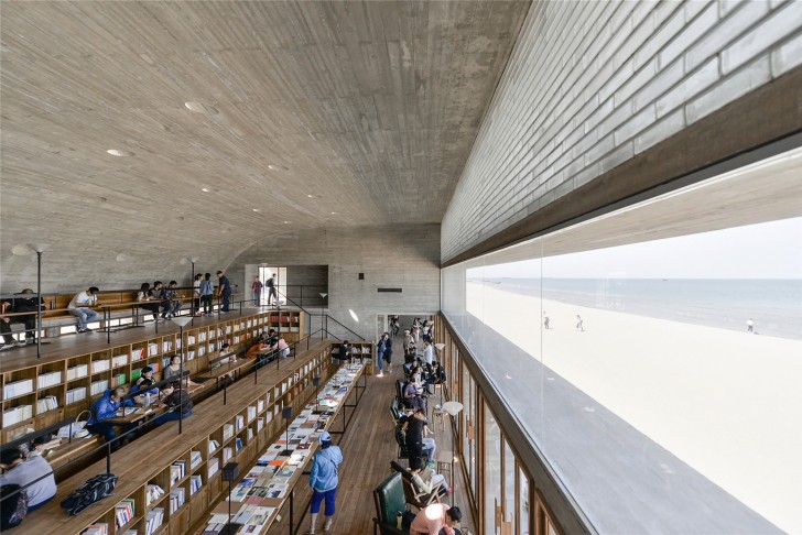 Oltre a una sala di lettura con ampia vista sul mare, la biblioteca ospita una zona per le attività di gruppo, un bar, una zona relax e una stanza per la meditazione.