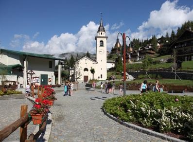 Chamois is the highest town in the Val d'Aosta area and is located at an altitude of 1815 meters s.l.m.