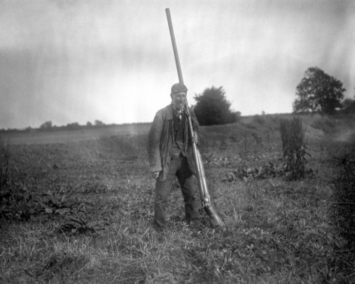 Un uomo in posa nel 1860 con la sua spingarda, un fucile di grosso calibro usato per dare la caccia agli uccelli acquatici.