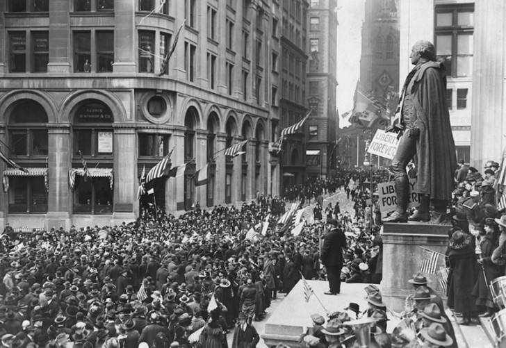 Wall Street il giorno della firma dell'armistizio, l'11 novembre 1918, che pose fine alla I Guerra Mondiale.