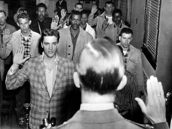 Elvis Presley al momento del giuramento per entrare nell'esercito americano, nel 1958.
