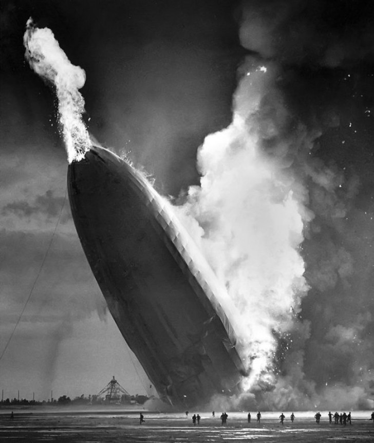 Il disastro dell'Hindenburg, il velivolo più grande mai costruito, che si incendiò il 6 maggio 1937.