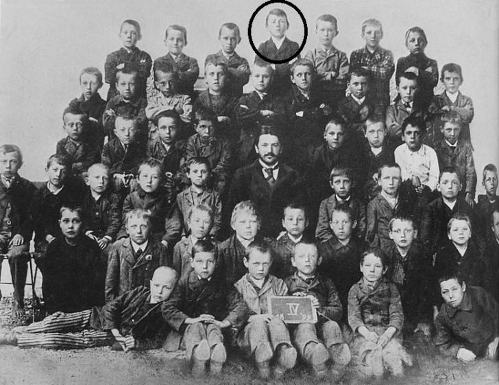 Adolf Hitler a scuola, nel 1899: si tratta del bambino più alto nell'ultima fila.