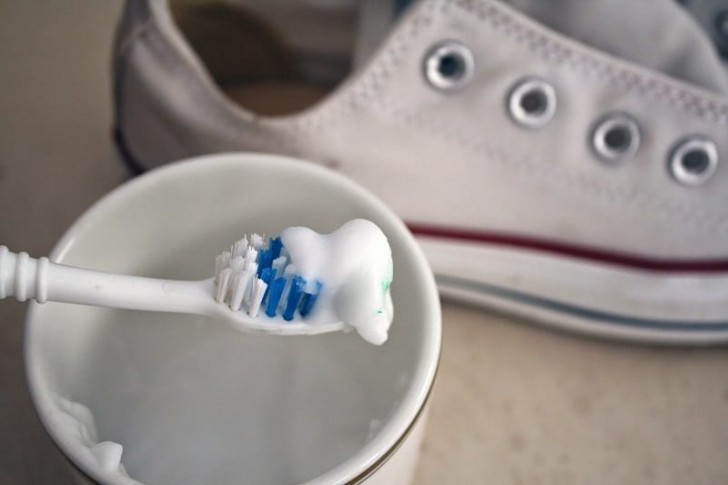 Voor stralend witte gympen borstel je je schoenen in met tandpasta.