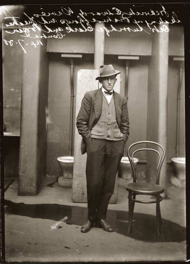 21. Frederick Edward Davies stal schilderijen van tentoonstellingen musea en theaters. Deze foto werd om een of andere reden genomen op de wc's van het politiebureau.