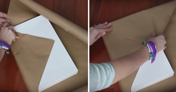 Au lieu de placer le cadeau au centre, mettez-le de manière transversale sur l'un des côtés du papier-cadeau et fixez avec du ruban adhésif les deux premiers côtés (photo).