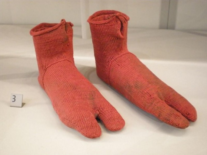 1. Calze di lana egiziane, indossate al posto dei sandali, prodotte tra il 300 e il 499 a.C. (di 1500 anni fa circa)