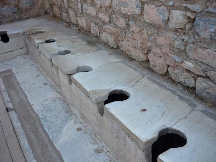11. I bagni pubblici, nell'antica Efeso, dove l'acqua corrente sotto i sedili trasportava i rifiuti al fiume (di 2000 anni fa)