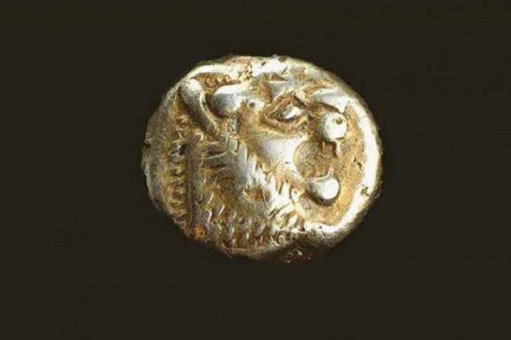 15. La prima moneta mai ritrovata, fatta in lega d'oro e argento e con una testa di leone su un lato, rinvenuta ad Efeso (di 2700 anni fa)