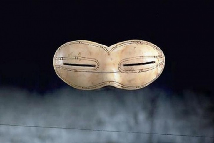 3. I primi occhiali da sole, scoperti in Canada sull'isola di Baffin e usati per proteggere dal riverbero dei raggi del sole riflessi sulla neve (di 800 anni fa)
