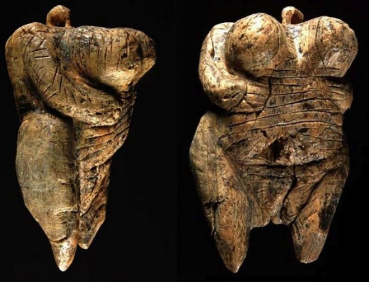 4. La plus ancienne sculpture jamais découverte, représentant Vénus et retrouvée dans la grotte de Hohle Fels en Allemagne (d'il y a 35.000-40.000 ans)