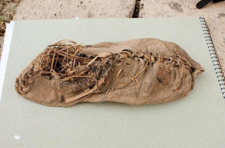 5. Mocassin en cuir pour le pied droit, retrouvé dans une grotte en Arménie (il y a 5500 ans)