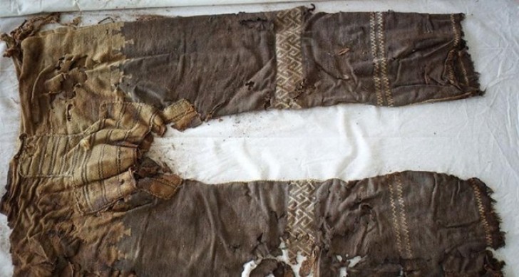 6. Un paio di vecchissimi pantaloni di lana, forse appartenenti ad un nomade, ritrovati in Cina (di 3300 anni fa)