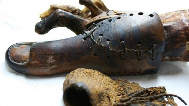 9. De eerste prothesen, van hout, niet gebruikt voor esthetische redenen, maar voor praktische redenen: om te kunnen lopen (3,000 jaar geleden)