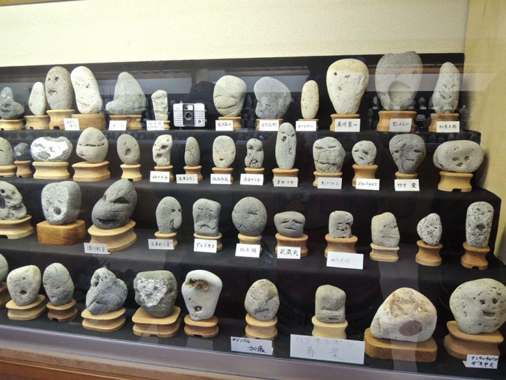 Il museo si chiama Chinsekikan, che significa salone delle facce curiose: qui sono custodite 1700 rocce che hanno le sembianze di un volto umano.