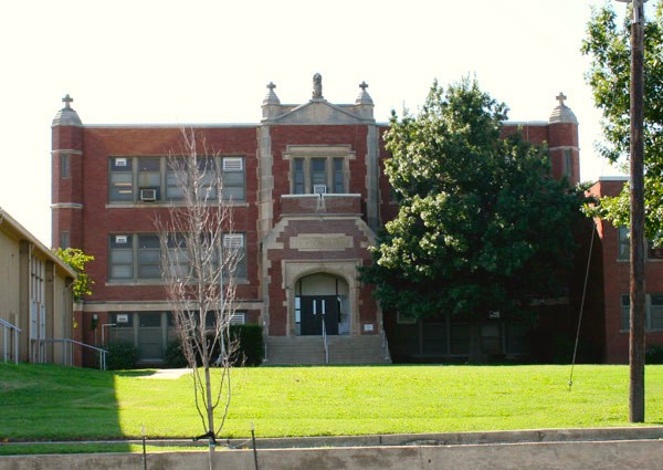 Die Emerson High School wurde 1895 erbaut.
