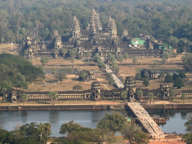 Veniva usata da un'agenzia della Cambogia per trasportare i turisti al tempio di Angor Wat. Per tutto il giorno andava avanti e indietro, senza pause, senza acqua.