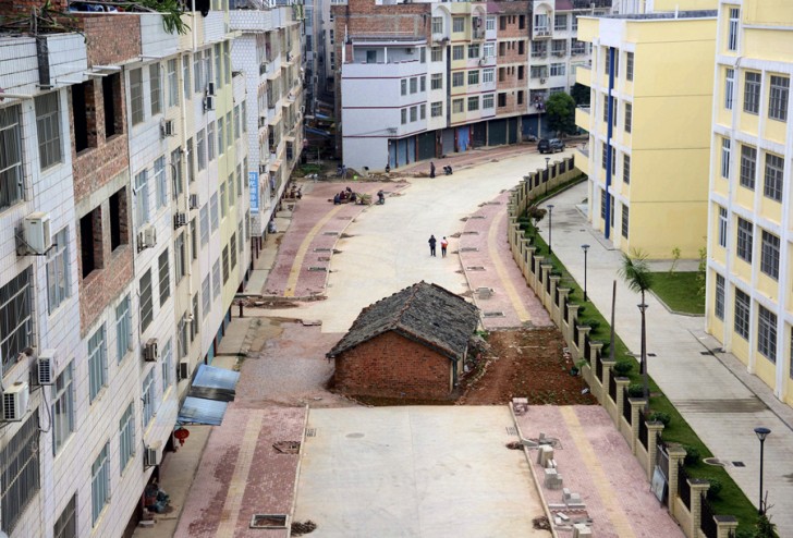 1. Une "nail house" à Nanning, région autonome de Guangxi Zhuang, au milieu d'une route en construction (photos du 10 avril 2015).